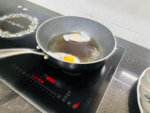 a frying pan with eggs on top of a stove at Nhà nghỉ tam cốc in Ninh Binh