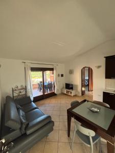 a living room with a couch and a table at Casetta Alamar in San Teodoro