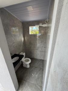 a bathroom with a toilet and a sink at Chalé Dona Ceci in Cavalcante +7 photos