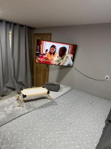 a room with a flat screen tv on a wall at Chalé Dona Ceci in Cavalcante