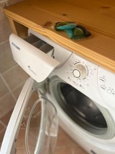 a pair of scissors sitting on top of a washing machine at Mansarda Mitta Coel in Torre di Santa Maria