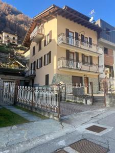 a house with a fence in front of it at Mansarda Mitta Coel in Torre di Santa Maria