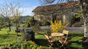 a table and chairs in the yard of a house at Le gîte Bellevue in Firmi
