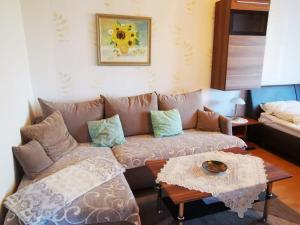 a living room with a couch and a table at Ferienwohnung Schulrath in Eichwerder