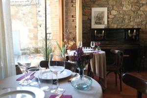 a dining room with a table and a piano at Hotel Rural CHOUSA VERDE in Vegacervera