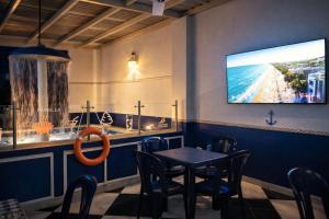 a dining room with a table and a tv on the wall at Hotel Los Balcones de Apulo in Apulo