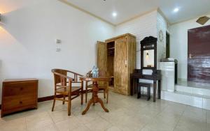 a dining room with a table and a stove at Rumah Rini by Rumah Weda in Ubud