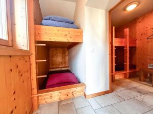 a bedroom with wooden bunk beds in a room at Gîte de chandonne in Liddes