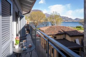 a balcony with a table and a view of the water at La Perla sul Lago in Pescate