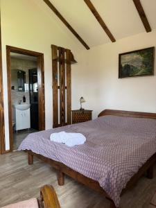 a bedroom with a bed and a bathroom at Apartmani Mladenovac in Mladenovac