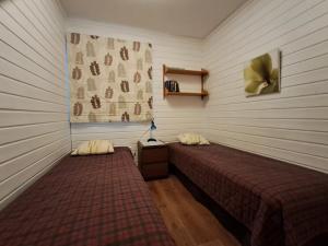 a bedroom with two beds in a room at Yyterin Villa Pyrylä in Yyteri