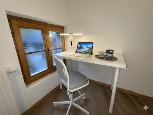 a laptop computer sitting on a desk in a room at Berna Signau Hab N3 Parking Naturaleza Terraza in Signau