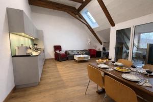 a kitchen and living room with a table and chairs at Berna Signau Hab N3 Parking Naturaleza Terraza in Signau