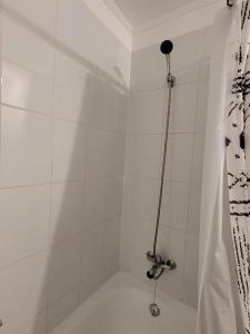 a white bathroom with a shower with a shower curtain at Depto Comodo y full equipado in Antofagasta