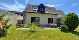 a house with a yard with a table and chairs at Retour en Baie in Pendé
