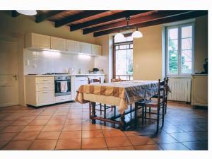 a kitchen with a table and chairs in it at Chambre confortable dans maison bourgeoise in Rouffignac