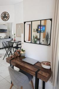 a wooden table with a laptop on it in a living room at Residence Naim in Sada