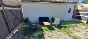 a patio with chairs and a table next to a house at Chambre bain balneo indépendante in Valréas