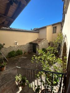 an outside view of a building with a courtyard at Le Due Querce in Vicolo Rancolfo