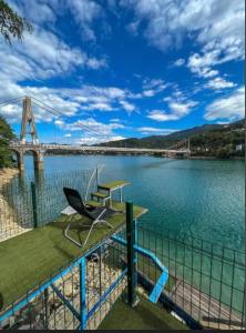 ein Balkon mit Blick auf eine Brücke und Wasser in der Unterkunft Edison in Jablanica