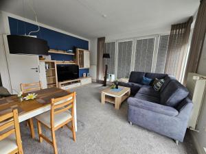 a living room with a couch and a table at Apartment am Steinweg in Emden