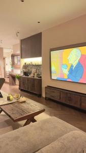 ein Wohnzimmer mit einem Flachbildfernseher an der Wand in der Unterkunft Nahi Suite in Yanbu