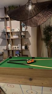 ein Zimmer mit einem Billardtisch in der Unterkunft Nahi Suite in Yanbu + 11 Fotos