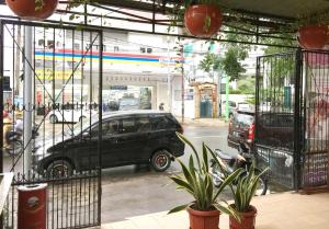 マカッサルにあるWisma Sentosaの駐車場に停められた黒車