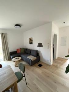 a living room with a couch and a table at Villa Lidl Ferienwohnung in Altaussee