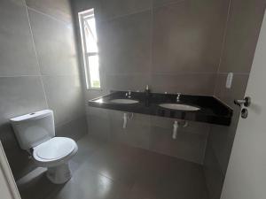 ein Badezimmer mit zwei Waschbecken und einer Toilette in der Unterkunft Frida's Corner in Caucaia