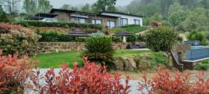 a house with a garden and a swimming pool at Villa Regadio in Covilhã