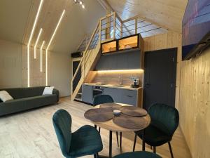 a kitchen and a living room with a table and chairs at Flore's Garden in Bran