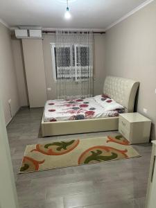 a bedroom with a bed and a window and a rug at Azure Pine Apartament in Golem