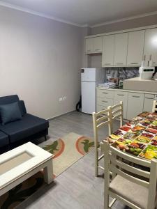 a kitchen and a living room with a table and chairs at Azure Pine Apartament in Golem