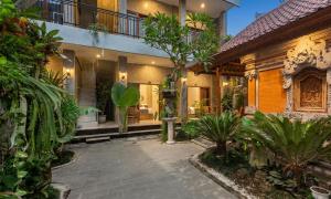 a courtyard of a house with a lot of plants at Rumah Weda in Ubud