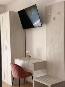 a room with a desk and a pink chair at Antonios Apartments in Ulcinj