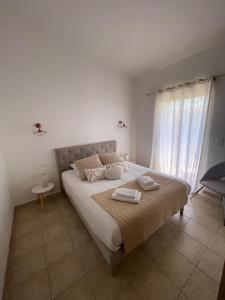 a bedroom with a bed with two towels on it at Mini villa proche plage Santa Giulia in Porto-Vecchio +18 photos