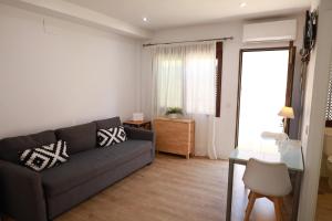 a living room with a couch and a table at Estudio a 400 metros Ribera FREE PARKING in Córdoba