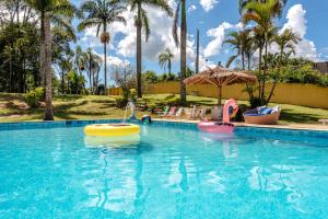 a swimming pool with inflatables in a resort at Paraíso com Piscina, Churrasqueira, Wi-Fi e Karaokê in Ibiúna