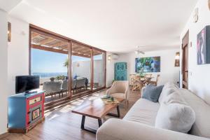 a living room with a couch and a tv at Rincón de Hada in Mojácar