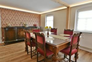 a dining room with a table and chairs at Ferienwohnung Harmony "Residenz" in Leisnig