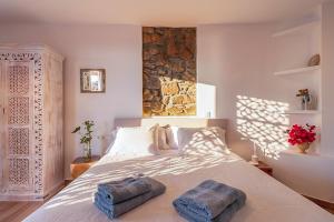 a bedroom with a bed with two towels on it at Rincón de Hada in Mojácar