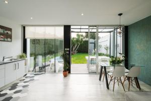 a kitchen and dining room with a glass table at Casa Calima in Esteiro