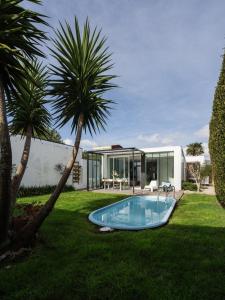 a house with a swimming pool in a yard at Casa Calima in Esteiro