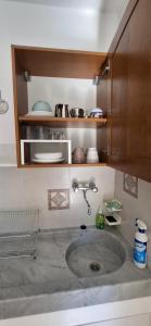 a sink in a kitchen with a sink at Peperilla House in Luni