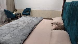 a hospital room with a bed and two chairs at SH VILLA Executive in Dhingrānwāli