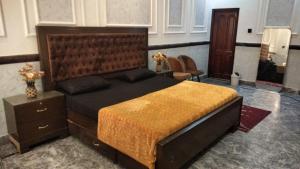a bedroom with a large bed in a room at SH VILLA Executive in Dhingrānwāli