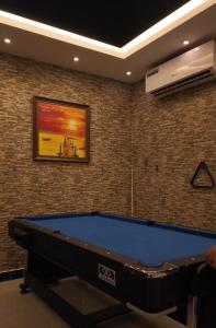 a pool table in a room with a wall at شاليهات بتلات الورد in Taif