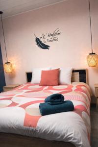 a bedroom with a bed with a sign on the wall at Suite la Parenthèse cosy avec salon prive 25m2 Wifi Netflix Duclair in Duclair