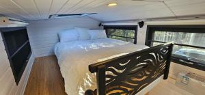 a bed in an rv with a balcony at Tiny house avec jacuzzi in Cadenet